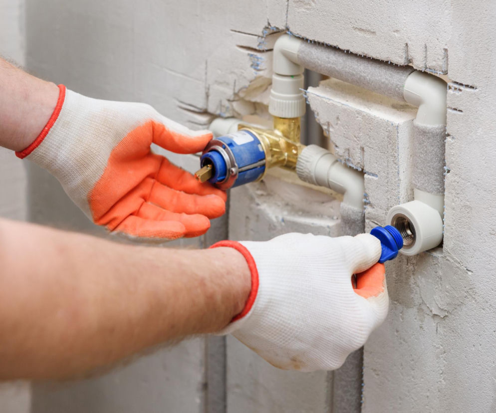 Jak zaplanować instalację wodną w domu, aby zapewnić właściwe ciśnienie i cyrkulację wody? Zasady układania rur, rozdzielaczy i montażu zaworów