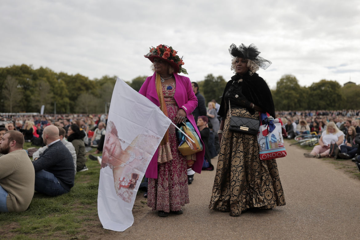 Łzy poddanych i trumna zmierzająca do Westminsteru