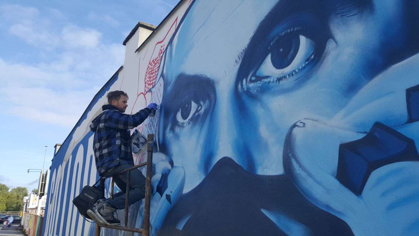 Tomasz Gollob ma w Bydgoszczy swoją ścianę. Na ul. Nakielskiej powstaje mural z żużlowcem w roli głównej! [ZDJĘCIA]