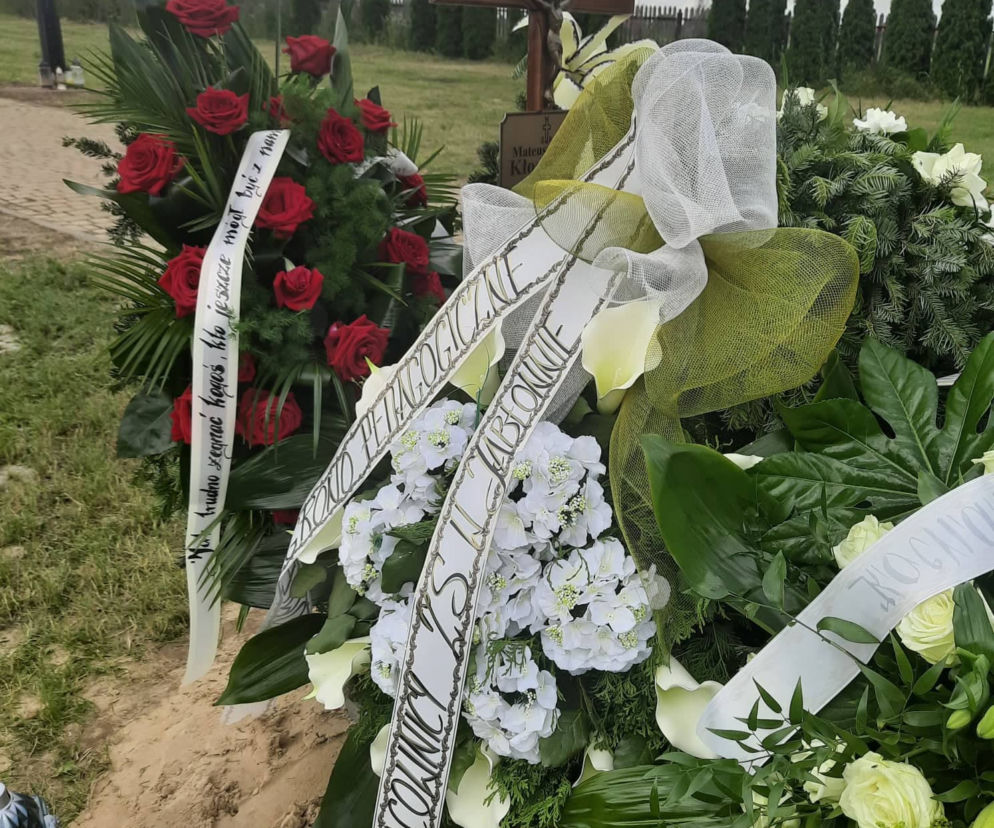 Biały gołąb nad grobem Mateusza