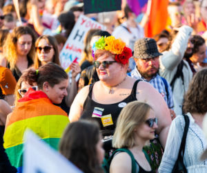Marsz Równości w Krakowie - tłumy na wydarzeniu pod hasłem Zaczerpnąć tchu.