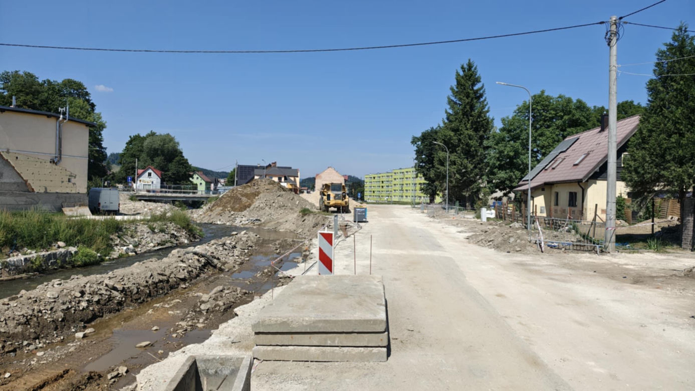 Stronie Śląskie niemal rok po powodzi. Jak wygląda dziś miejsce, gdzie pękła tama? 