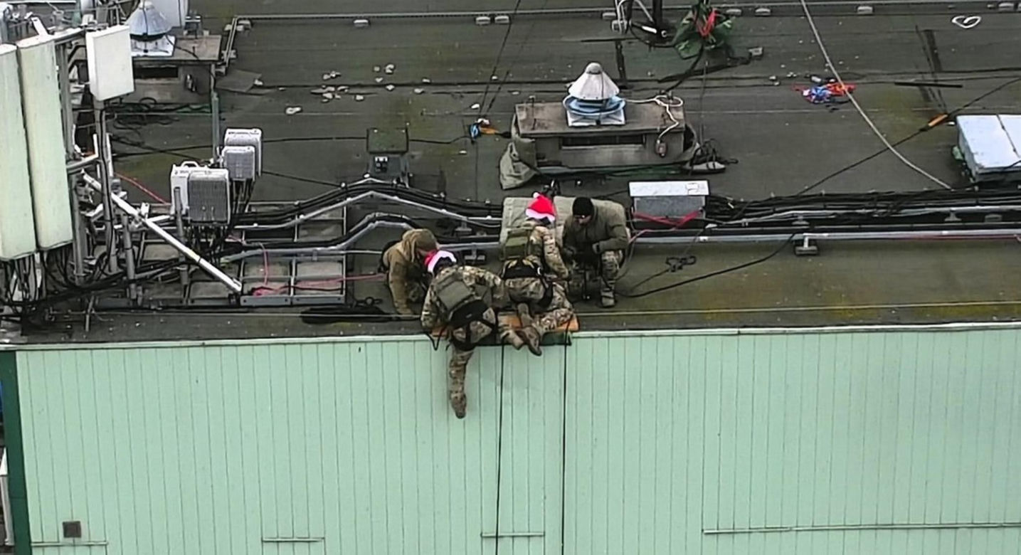 Kontrterroryści w czapkach św. Mikołaja zwisali z dachu szpitala. Zrobili to dla dzieci