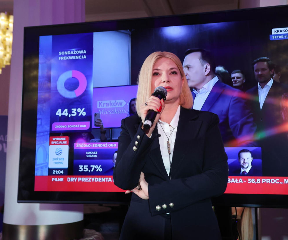 Monika Piątkowska przemawia na tle ekranu z Łukaszem Gibałą. O wpadce podczas wyborów w Krakowie przeczytasz na Eska.