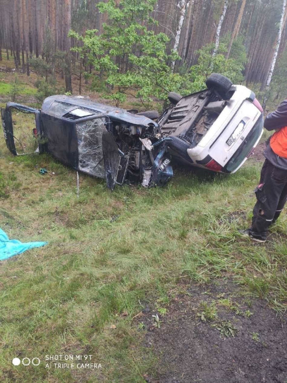 KOSZMAR: Chcąc uniknąć „czołówki” wpadł do rowu, chwilę później wjechało w niego kolejne auto!
