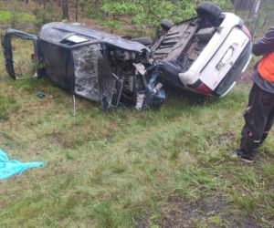 KOSZMAR: Chcąc uniknąć „czołówki” wpadł do rowu, chwilę później wjechało w niego kolejne auto!