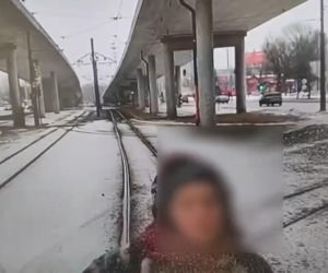 Obraziła się na motorniczego i zablokowała ruch! Usiadła na torach, wstała i zaczęła iść przed tramwajem