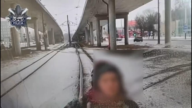 Obraziła się na motorniczego i zablokowała ruch! "Usiadła na torach, wstała i zaczęła iść przed tramwajem"