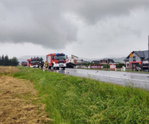 Łososina Dolna. Zderzenie dwóch dostawczaków. Ciężarówka chciała je minąć i skończyła w rowie