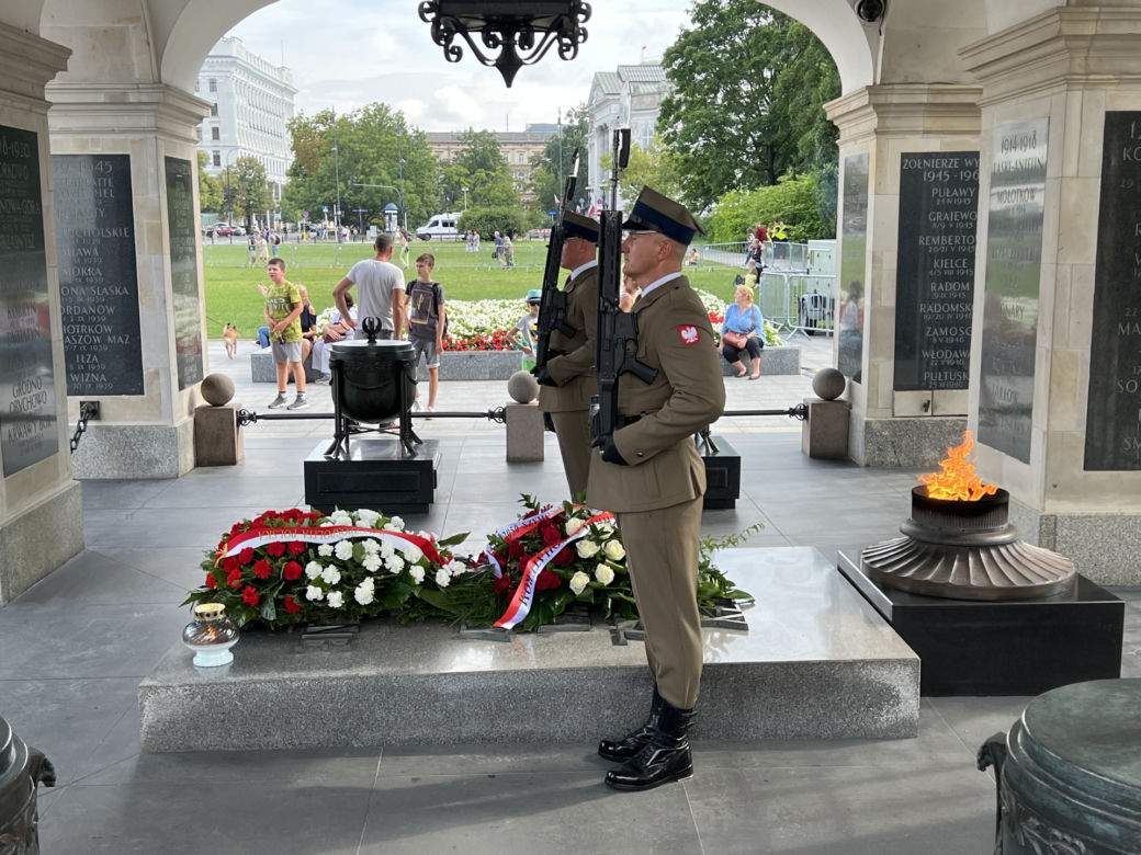Wieniec od prezydenta Rafała Trzaskowskiego leży pod klombem. Co się stało przy Grobie Nieznanego Żołnierza?