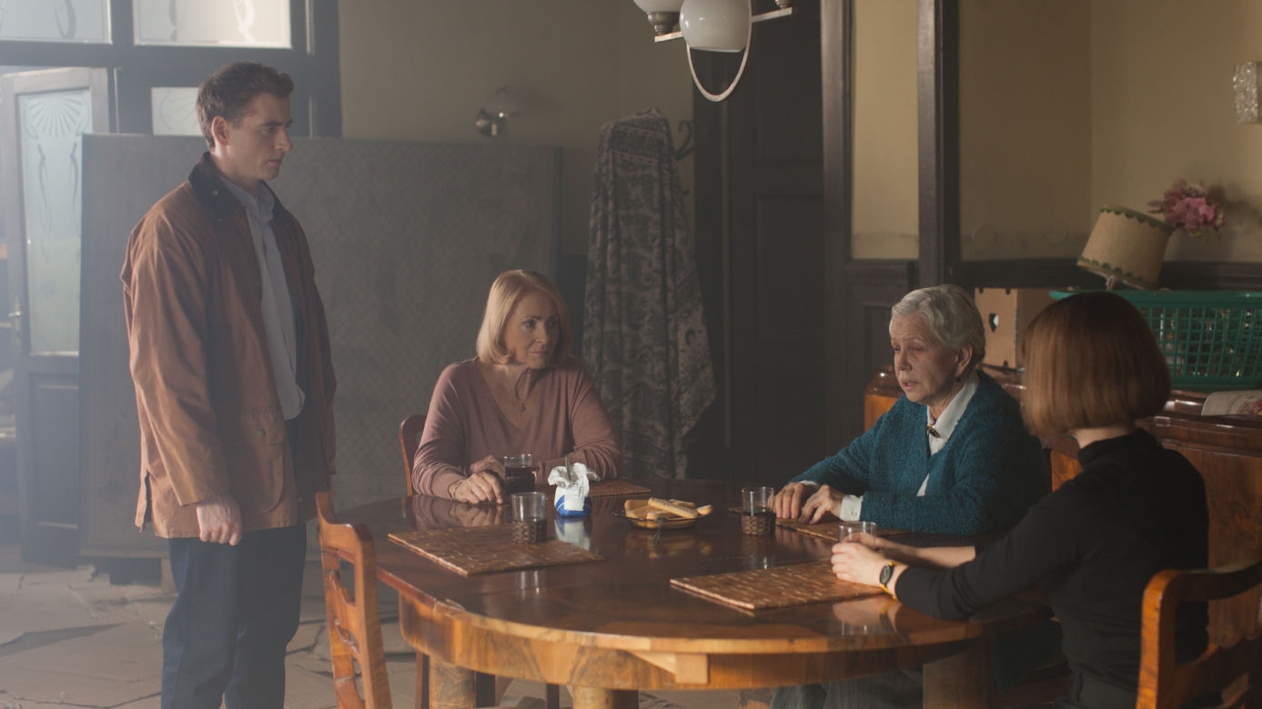 Dom pod Dwoma Orłami odc. 10. Zofia Szablewska (Małgorzata Zajączkowska), Helena Lach (Agnieszka Mandat), Marianna (Sonia Mietielica), Paul Szablewski (Thomas Christian)
