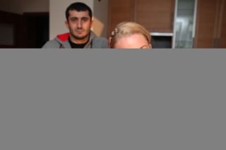 Mamed Khalidov z żoną w mieszkaniu