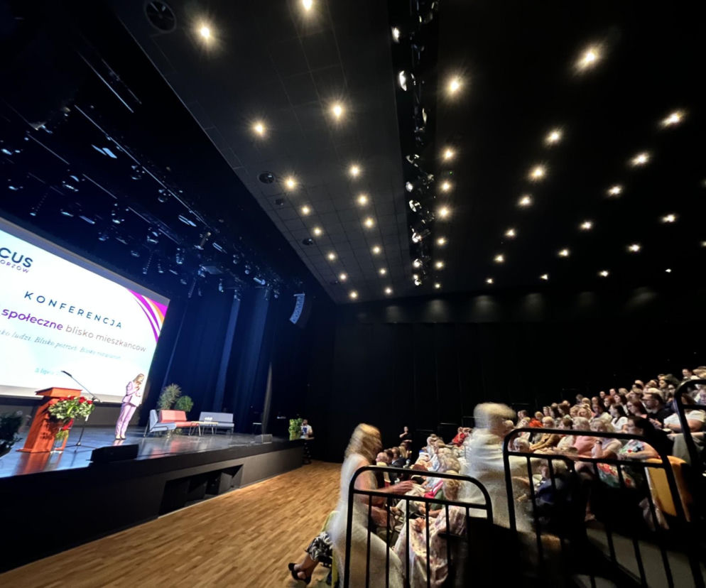 Konferencja CUS Gorzów w sali widowiskowej pełnej ludzi. O zmianach w opiece społecznej przeczytasz na Radioplus.