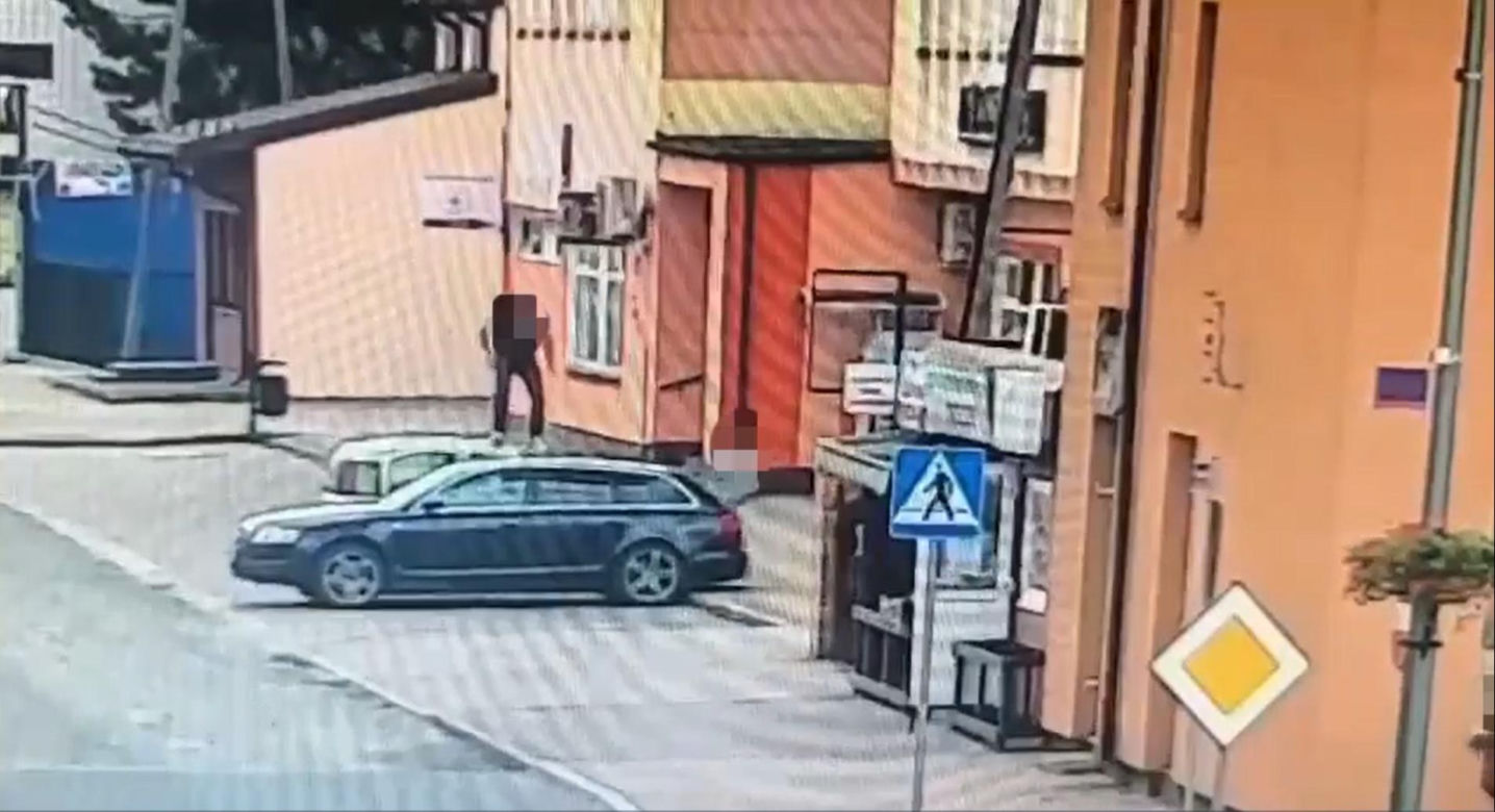 Jak dzikusy skakali po zaparkowanych autach! Wszystko nagrały kamery. Wstyd!