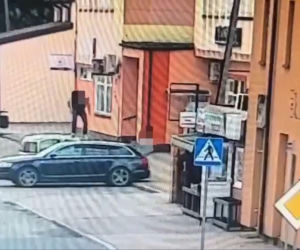 Jak dzikusy skakali po zaparkowanych autach! Wszystko nagrały kamery. Wstyd!