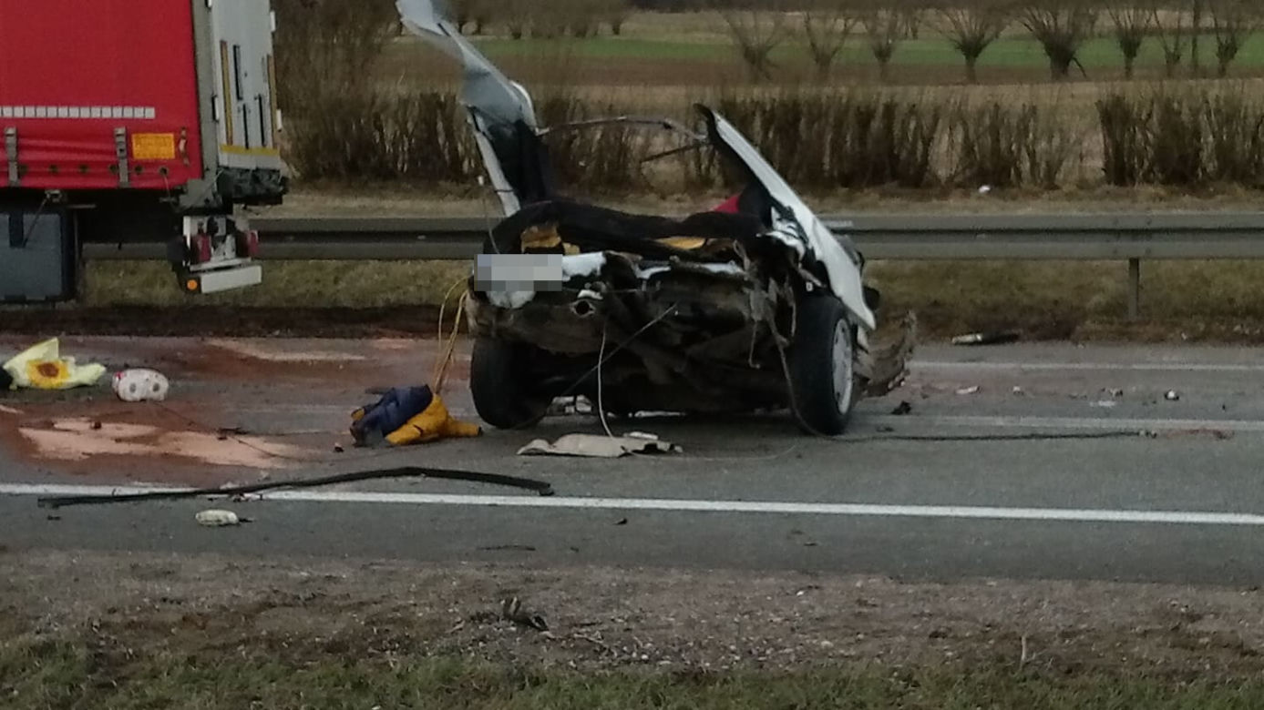 DK 8. Poświętne. Mercedes zderzył się czołowo z ciężarówką [ZDJĘCIA]