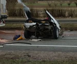 DK 8. Poświętne. Mercedes zderzył się czołowo z ciężarówką [ZDJĘCIA]