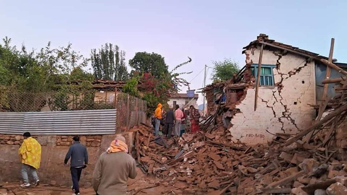 Trzesięnie ziemi w Nepalu. Policja: Ponad 100 ofiar śmiertelnych, setki rannych [ZDJĘCIA]