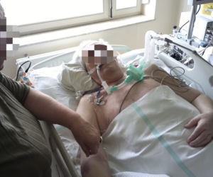 Zmarł, bo lekarz zaszył mu dwie chusty w brzuchu