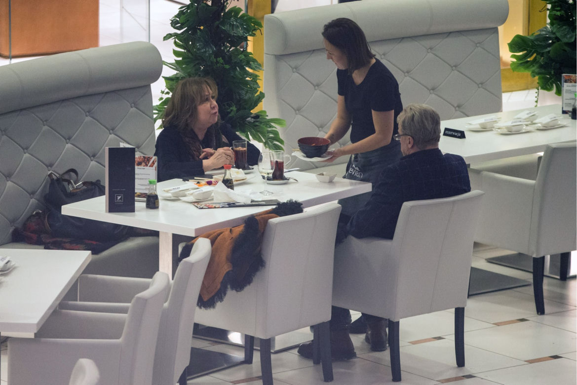 Daniel Olbrychski z żoną na Sushi, ona je on pije