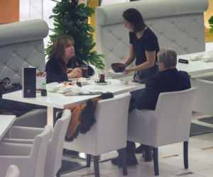 Daniel Olbrychski z żoną na Sushi, ona je on pije