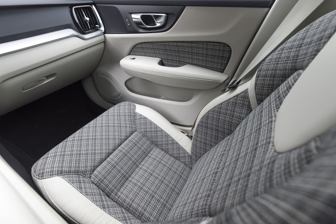 Volvo V60 Momentum Pro B4 FWD AT8
