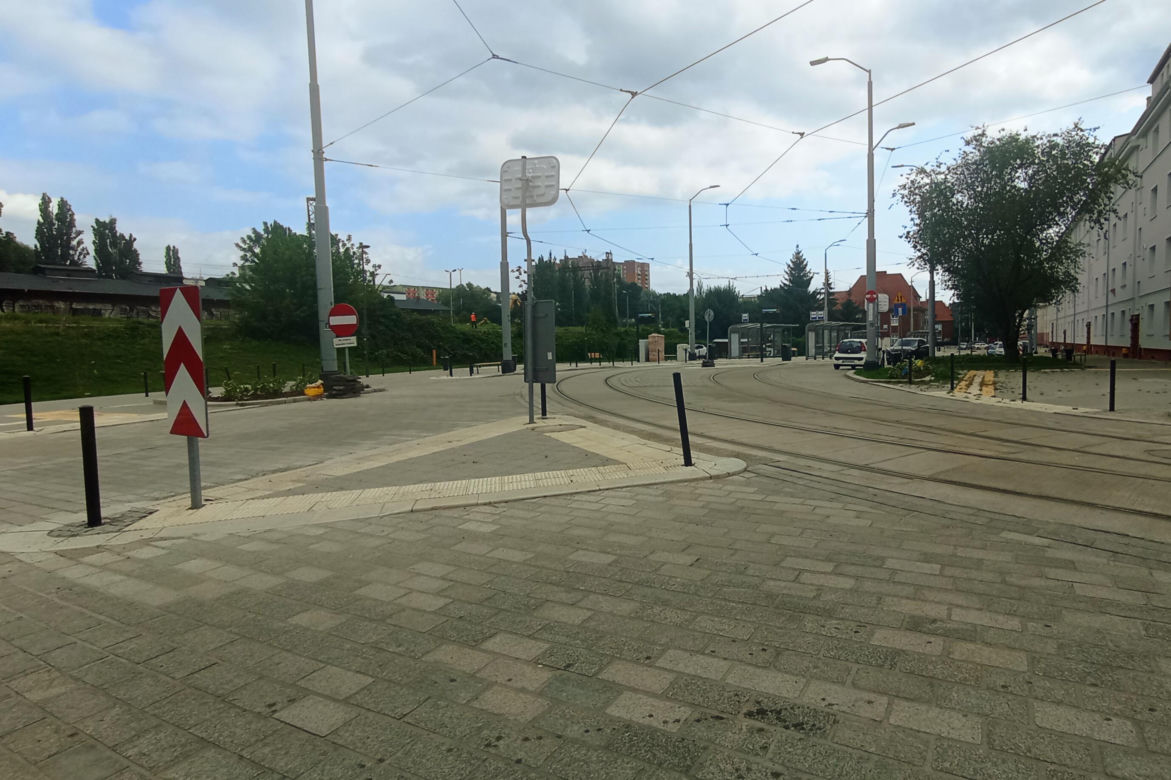 "Wysyp" ławek na ulicy Boguchwaly