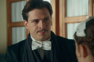 La promesa - pałac tajemnic, odcinek 341: Feliciano zdobywa się na odważny krok i prosi Teresę o rękę