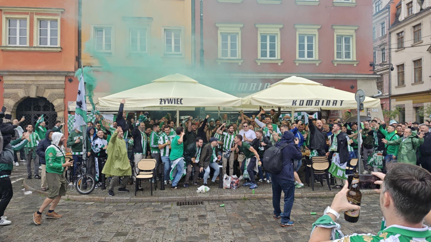 Gorąco przed finałem Ligii Konferencji we Wrocławiu. Tysiące kibiców na Rynku 