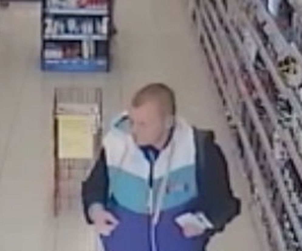 Ten mężczyzna okradł sklep w Koronowie. Szuka go policja
