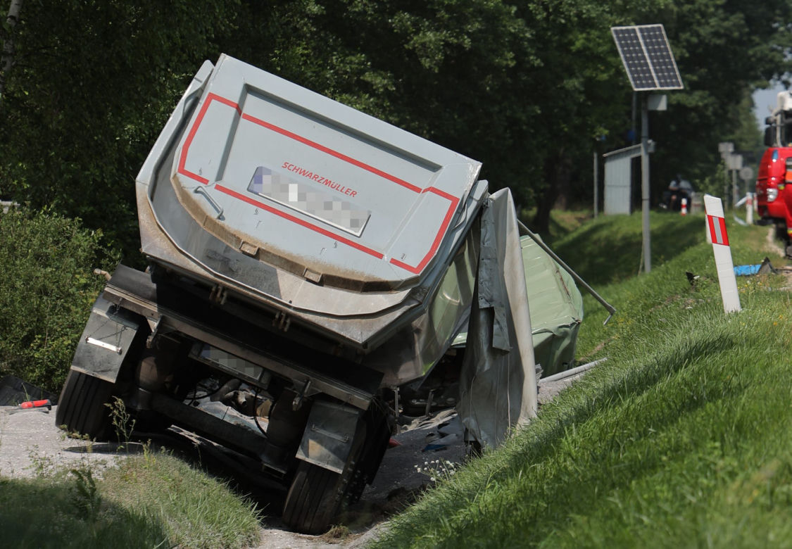 Masakra w Grębiszewie. Pojazdy zgniecione jak puszki