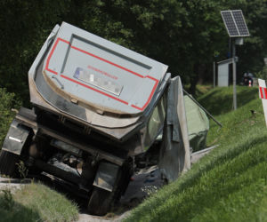 Masakra w Grębiszewie. Pojazdy zgniecione jak puszki