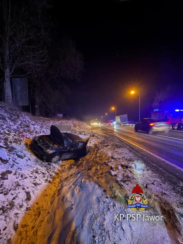 Z ciężarówki urwały się koła i wbiły się w osobówkę. Kierowca ratował się ucieczką do rowu