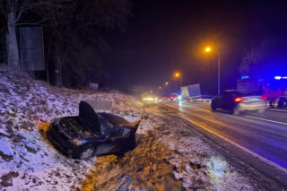 Z ciężarówki urwały się koła i wbiły się w osobówkę. Kierowca ratował się ucieczką do rowu
