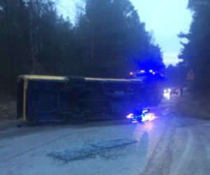 Tragedia pod Końskimi. 59-latek PRZYGNIECIONY przez własnego busa!