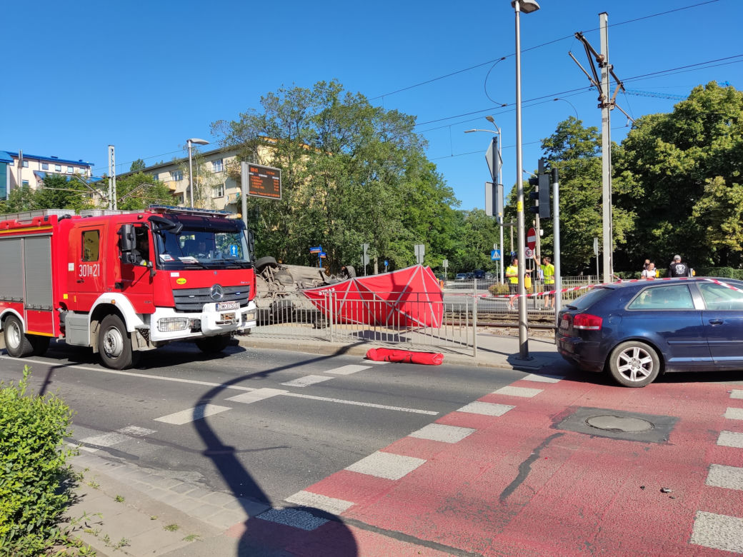 Starszy pan jechał na działkę, BMW zmiotło go z przystanku. Masakra we Wrocławiu