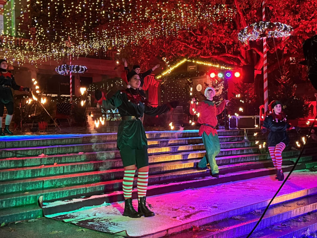 Betlejem Poznańskie 2023. Zimowe Fire Show na placu Wolności w Poznaniu
