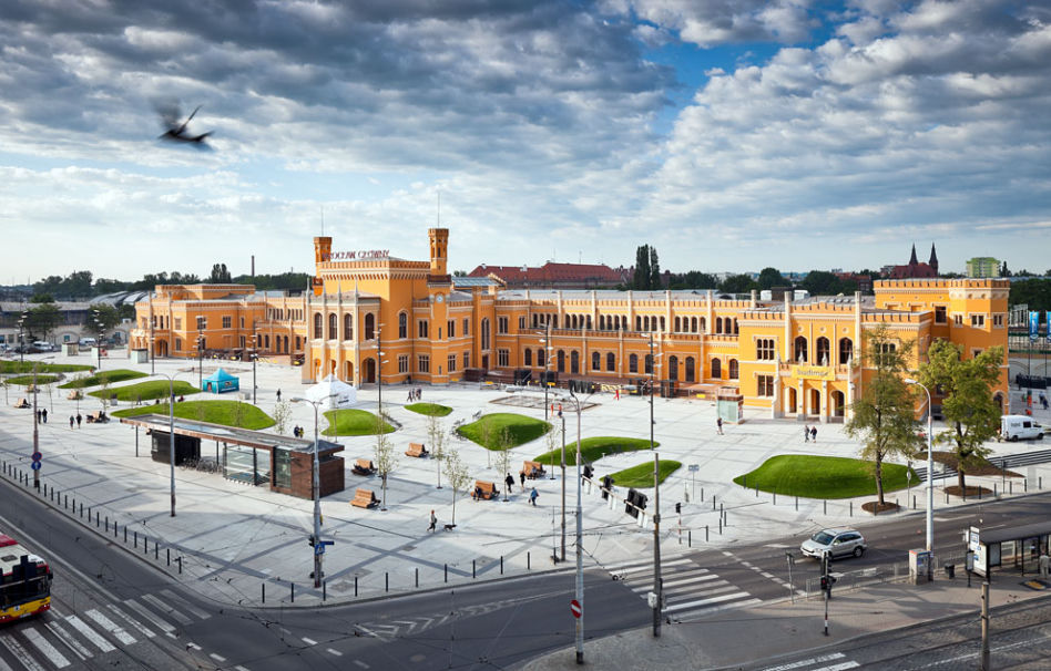 Plac przed dworcem we Wrocławiu
