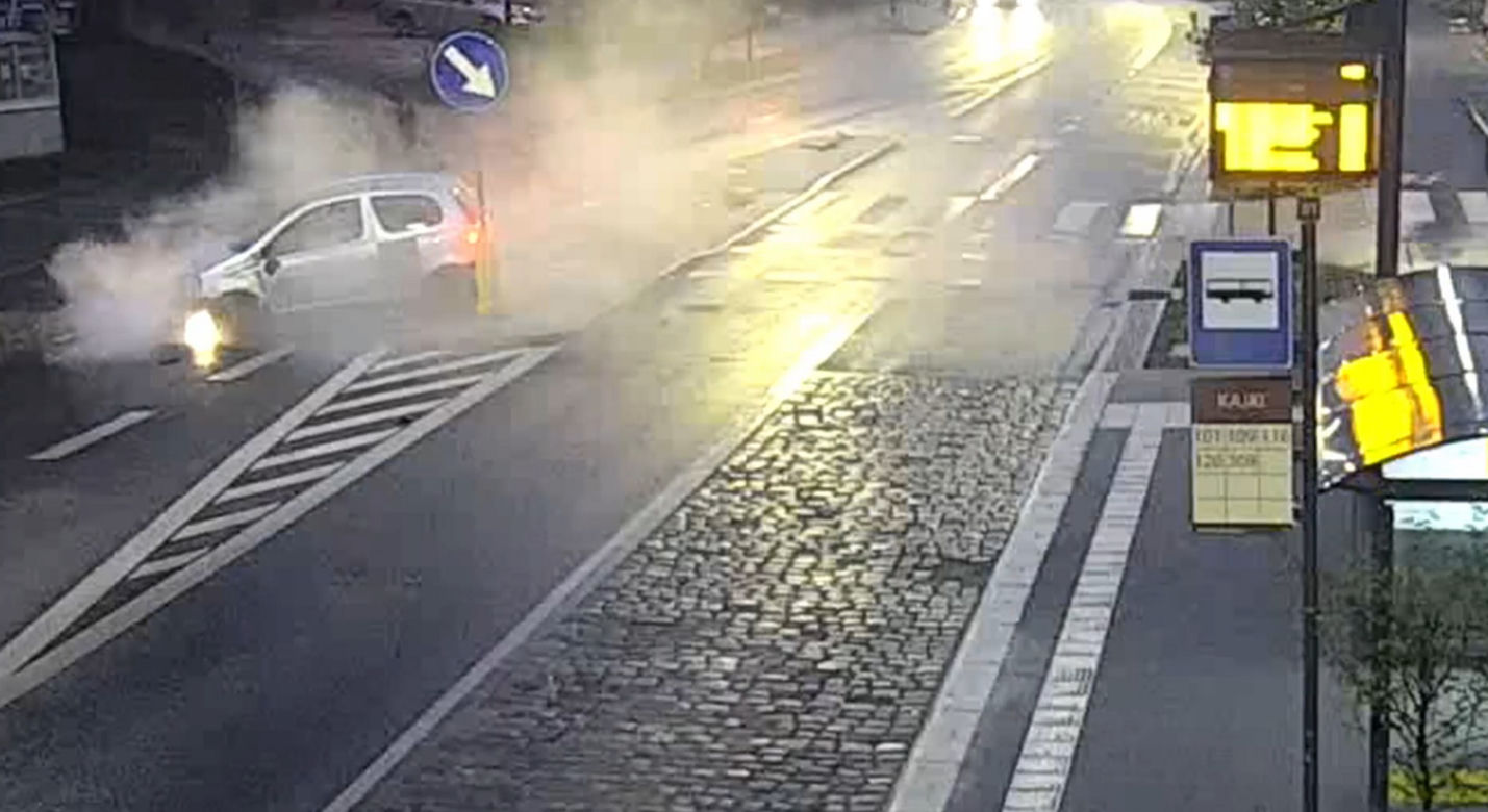 Szalony rajd ulicami Olsztyna! 30-latek huknął w autobus, a później rozbił przed komendą policji [ZDJĘCIA]