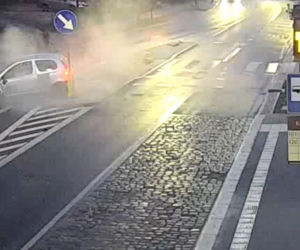 Szalony rajd ulicami Olsztyna! 30-latek huknął w autobus, a później rozbił przed komendą policji [ZDJĘCIA]