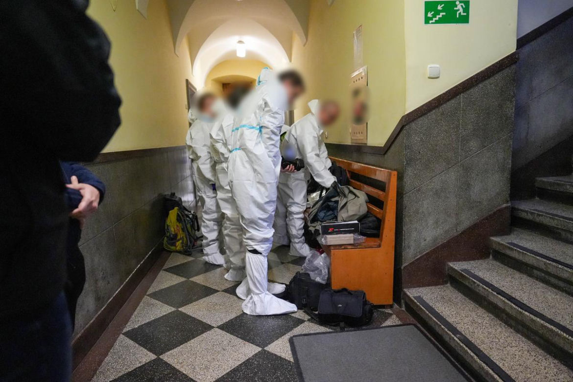 Kraków. Wyrwał policjantom broń i strzelił na komisariacie. Mężczyzna nie żyje, zginęła też jego partnerka
