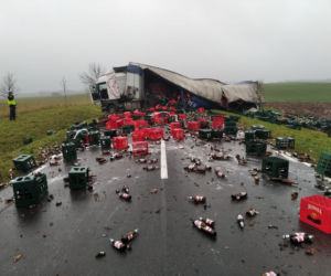 Wypadek ciężarówki z piwem. Setki litrów alkoholu rozlały się po DK 57