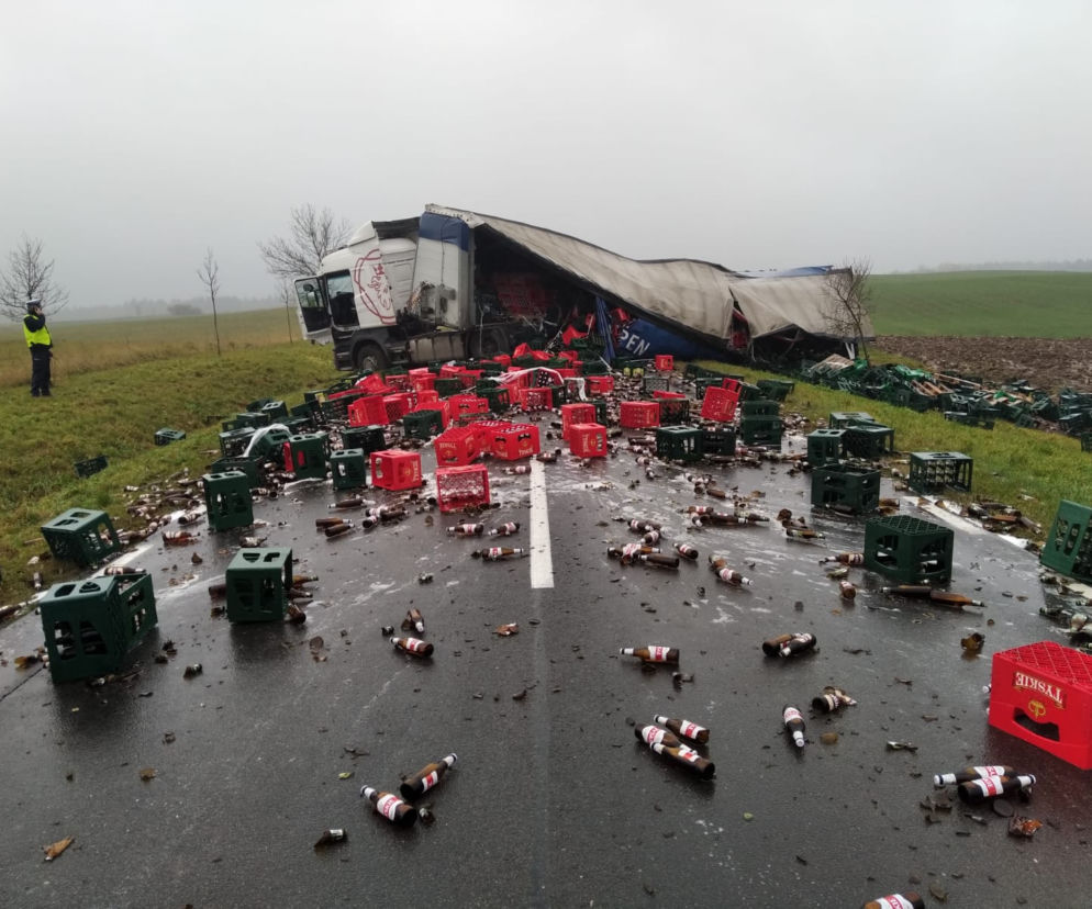 Wypadek ciężarówki z piwem. Setki litrów alkoholu rozlały się po DK 57