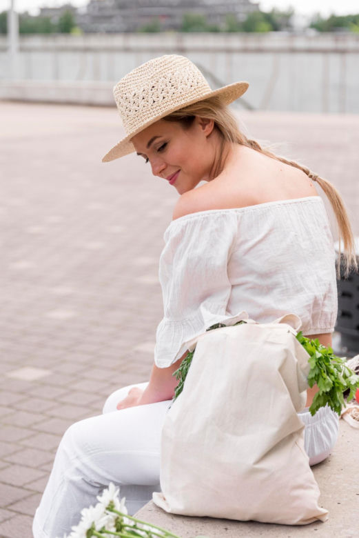 Wiosną i latem nosimy romantyczne bluzki boho. Z czym je łączyć? 