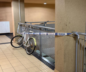 Bójka na Targówku zakończona tragedią. Jeden z mężczyzn spadł z pierwszego piętra. Nie żyje