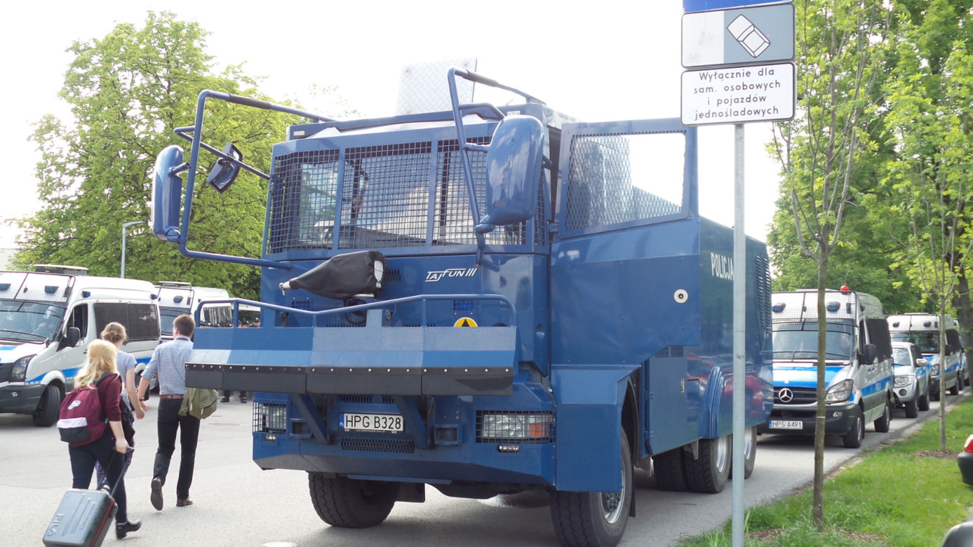 Gigantyczne siły policji zabezpieczały Marsz Równości i kontrmanifestacje w Krakowie