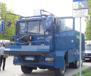 Gigantyczne siły policji zabezpieczały Marsz Równości i kontrmanifestacje w Krakowie