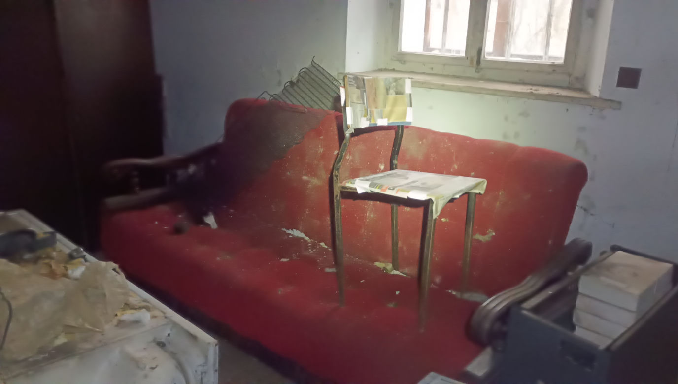 Opuszczony młyn wodny z samochodami w środku