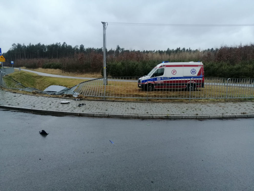 Koszmarny wypadek pod Solcem nad Wisłą! Nie żyje pasażer opla, 44-latkę zabrała karetka [ZDJĘCIA]