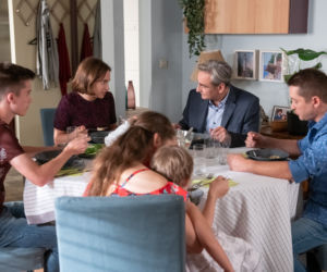Na Wspólnej, odcinek 2801. Joanna (Anna Cieślak), Bogdan (Wojciech Brzeziński), Michalina (Zoe Messy), Kasia (Julia Chatys), Franek (Natan Czyżewski), Wiktor (Robert Gonera)